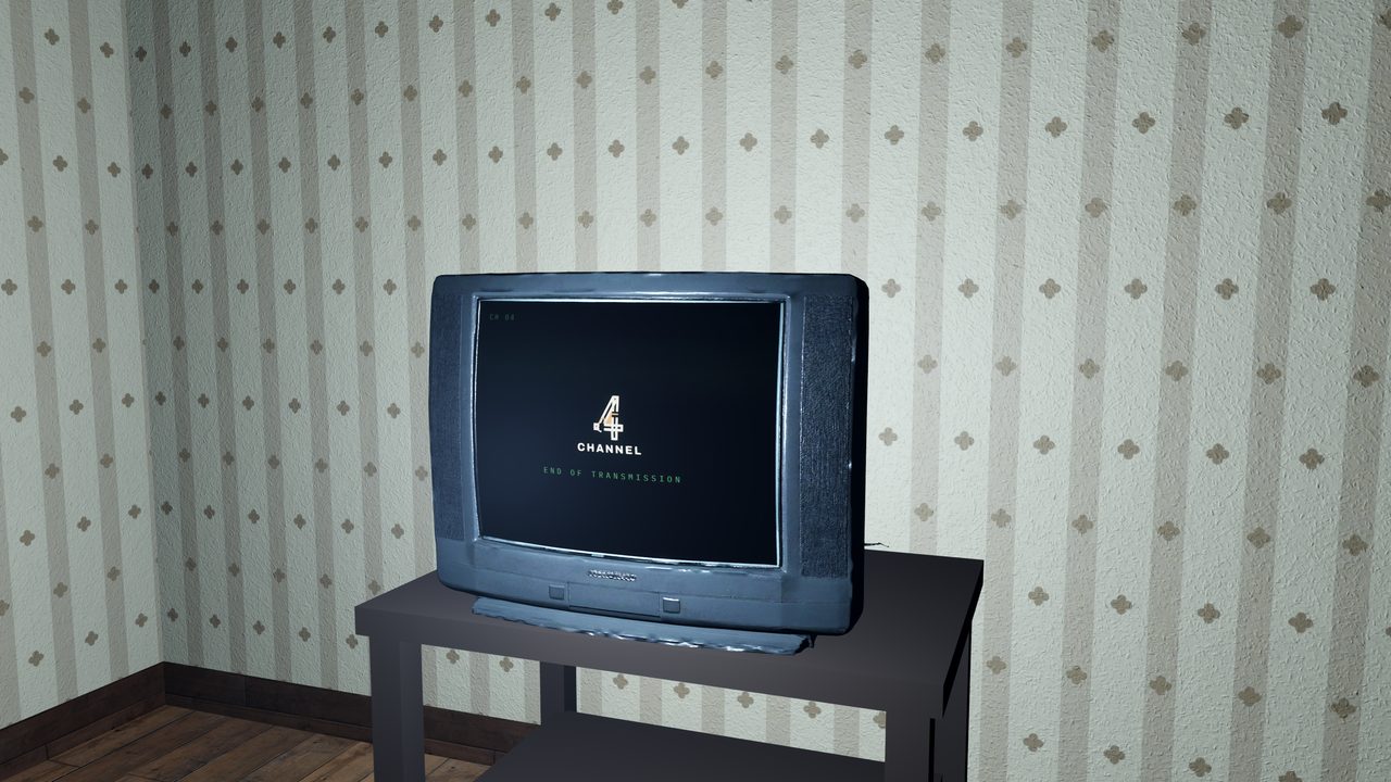 Ein Röhrenfernseher zeigt das CHANNEL-4-Bild im dunklen Zimmer